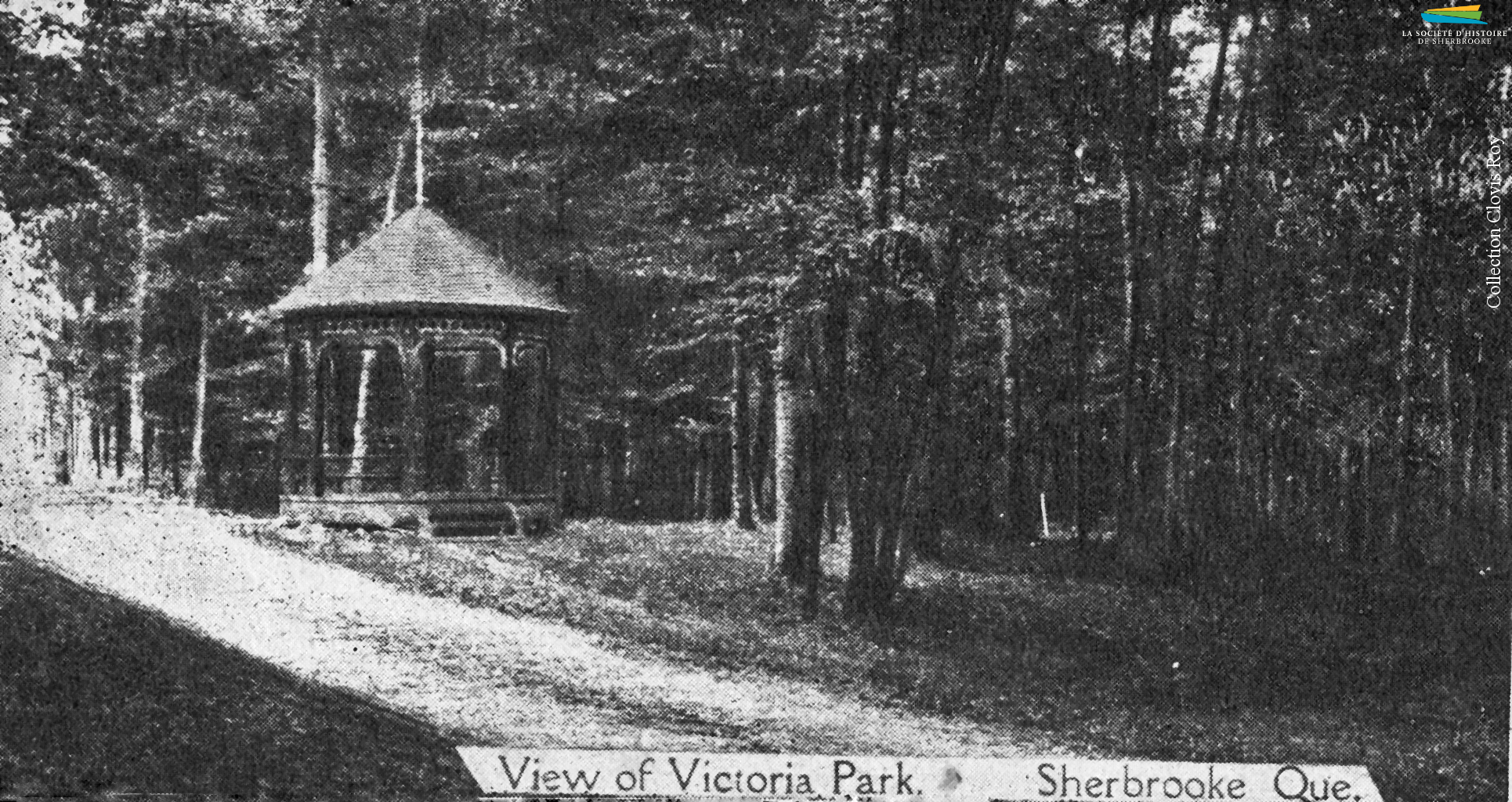 Une photographie prise au parc Victoria vers 1905. Sherbrooke fait l’acquisition du terrain et aménage le parc en 1891. Rapidement, il devient un lieu très prisé par la population, qui peut s’y rendre en tramway dès 1898 pour pique-niquer ou assister à divers événements.