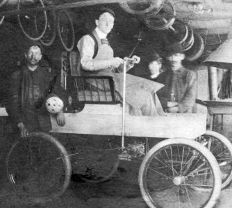 La première voiture à essence construite au Canada serait l’œuvre du Sherbrookois George Foote Foss, qui l’aurait mise au point en 1897. Sur cette photo on voit M. Foss sur sa Fossmobile dans son atelier. Un autre habitant de Sherbrooke, Joseph Fréchette, construit lui aussi une automobile en 1901, et une seconde en 1902.