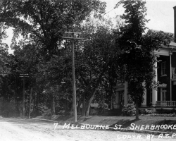La rue Melbourne (aujourd’hui Prospect), dans les années 1910. Plusieurs riches familles de Sherbrooke habitent le Vieux-Nord, où se concentrent les vastes maisons.