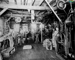 Des ouvriers de la Canadian Rand Drill Co. dans un atelier de la compagnie, en 1894. Ce bâtiment, situé entre la rue Bank et la rivière Magog, est le premier occupé par la compagnie à son arrivée à Sherbrooke en 1890.