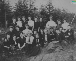 Des ouvrières de la Paton lors d’un voyage organisé au Massachusetts, vers 1900. Les patrons, ou encore des clubs sociaux financés par les compagnies, organisent fréquemment ce genre d’activités pour leurs employés.