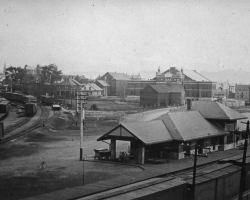 La gare du Canadien Pacifique, construite vers 1910 près de l’axe des rues Galt Ouest et Belvédère Sud, tout près du lac des Nations. La présence de ce chemin de fer depuis les années 1880 permet à des compagnies – l’Ingersoll-Rand, la Dominion Textile, la Canadian Silk et bien d’autres – de construire leurs usines dans les environs. Cette photo est prise en 1911.