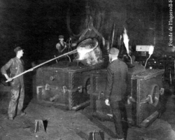 Des ouvriers à l’œuvre dans une fonderie de l’Ingersoll-Rand, en 1939. Du métal en fusion est versé dans un moule.