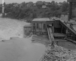 La Brompton Pulp & Paper approvisionne ses usines d’East Angus et de Bromptonville en faisant flotter le bois sur la rivière Saint-François, à partir des lacs Aylmer et Saint-François. Vers 1940.