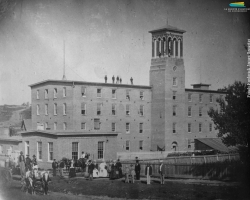 Photographie prise le jour de l’inauguration de l’usine de textiles Paton, en juillet 1867. Plusieurs bâtiments s’ajoutent au complexe au cours des années suivantes et, en 1892, la Paton devient la plus grande usine de lainages au Canada.