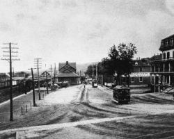 La rue <em>Depot</em> (du Dépôt) en 1897 ou 1898. La gare Union se trouve sur le site de la première gare de Sherbrooke, construite pour accueillir le premier train en 1852. La rue est aussi le centre du réseau de tramway de la ville, les visiteurs arrivant systématiquement en train.