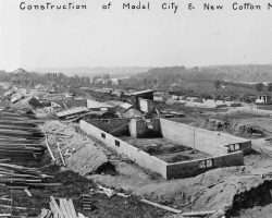 La construction des maisons des rues Pacifique, Lincoln et Champlain, vers 1920. Elles sont construites à la demande de la Canadian Connecticut Cotton Mills, qui souhaite que ses ouvriers puissent habiter juste à côté de l’usine. Elle est achetée par la Dominion Textile en 1928.