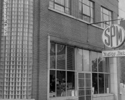 La laiterie <em>Sherbrooke Pure Milk</em> tient un <em>Dairy Bar</em>, ou bar laitier, dans ses installations de la rue Belvédère Nord. Cette photographie est prise en 1952.