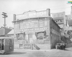 Un bâtiment de la <em>Silver Spring Brewery</em> sur la rue du Dépôt, entre 1902 et 1908. La brasserie est en activité de 1896 à 1930 et possède d’autres installations sur la rue Abénaquis.