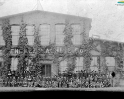 Des employés de la Jenckes Machine Company rassemblés devant l’usine, située sur la rue Lansdowne (Grandes-Fourches Sud), entre 1900 et 1910.