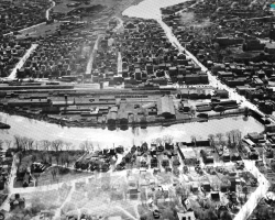 Une vue aérienne du quartier Centre et de la rue King depuis l’est de Sherbrooke, vers 1950. Au centre se trouve le complexe industriel construit par la <em>Jenckes Machine Co.</em> en 1894, et tout autour des habitations.