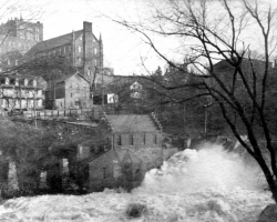 La centrale de la Sherbrooke Street Railway située à proximité du barrage no 4, près de la rue Frontenac, vers 1911. Elle est construite par la Sherbrooke Street Railway Co. en 1897 pour alimenter ses tramways en électricité, et démolie dans les années 1910 après la construction de la centrale Abénaquis.