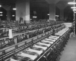 Une vue du département où sont confectionnés les bas de soie à la <em>Kayser</em>, vers 1935.