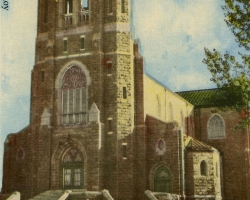 L’église Immaculée-Conception vue de la rue LaRocque, vers 1940. L’église est au cœur d’une partie du quartier ouest où sont construites, à partir de 1908, plusieurs dizaines de maisons devant abriter des familles ouvrières.
