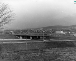 Vue de la rue King et de l’autoroute 410, en 1972. À droite l’on voit l’usine de la Lowney’s, avec le Mont Bellevue en arrière-plan.