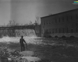 Le moulin à scie de la <em>British American Land Company</em>, en 1898. Il est situé sur la rive en face de la Paton, juste à côté du barrage no 1.