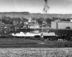 Le voisinage Liverpool, du nom que porte alors cette section de la rue King, vers 1920. Situé entre la rue du Québec et le pont Montcalm, le quartier est habité dès les années 1850 par des Canadiens français qui travaillent comme ouvriers dans les manufactures voisines.