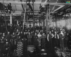 Des employés de la <em>Rand</em> à l’intérieur de l’usine, en 1911.