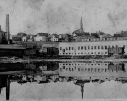 L’usine de la Brompton Pulp & Paper Company à East Angus, vers 1910. La compagnie est fondée à Bromptonville au début des années 1900, et y opère une papetière à partir de 1903.