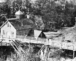La Electric Light Station de la Sherbrooke Gas & Water Co., qui devient par la suite la centrale Frontenac, en 1890. La compagnie commence à y produire de l’électricité en 1888. Cette électricité est vendue à des commerçants et des industriels pour de l’éclairage; cela prend un certain nombres d’années avant que l’électricité s’implante dans les demeures des habitants de Sherbrooke.