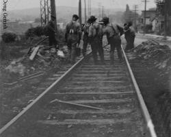 Des ouvriers s’affairent à poser des rails de tramway dans une rue de Sherbrooke, vers 1921. Il s’agit sans doute de la ligne Fairmount, complétée cette même année, qui lie le centre-ville aux rues situées près de la Dominion Textile et de l’Ingersoll-Rand.