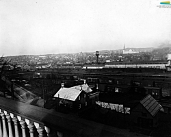 Le complexe industriel construit par la Jenckes Machine Company vu depuis un bâtiment situé sur la rue Wellington Sud, en 1923. Ce secteur industriel, situé près du chemin de fer, est inauguré en 1896 par la construction de cette usine, dont la machinerie fonctionne à l’électricité.