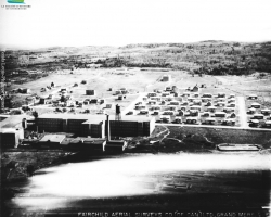 Une vue de la rivière Magog, de la Canadian Connecticut Cotton Mills, et des rues du Pacifique, Lincoln, etc., vers 1925. À la demande la compagnie, la Sherbrooke Housing Co. entreprend en 1919 de construire un quartier ouvrier « modèle », avec de petites maisons constituées de deux à quatre logements, pour les employés de la compagnie.