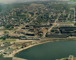 Vue aérienne du quartier Ouest en 1963. À l’avant-plan se trouvent les usines métallurgiques et la gare du Canadien Pacifique avec, derrière, les rues résidentielles.