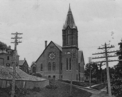 L’église presbytérienne écossaise St. Andrew’s, située au coin des rues Frontenac et Peel, vers 1905. Construite en 1888, elle est démolie en 2000 après avoir été très endommagée par un ouragan en 1999.