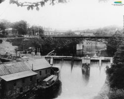 Le barrage no 3 et la centrale Frontenac, vers 1910. Construite en 1888, la centrale est la première à produire de l’électricité à Sherbrooke.