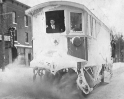 Pour déblayer les voies après une chute de neige, la Sherbrooke Street Railway and Power Co. dispose de certaines voitures de tramway équipées de balais. Cette photographie montre l’une de ces voitures à l’œuvre en janvier 1919.