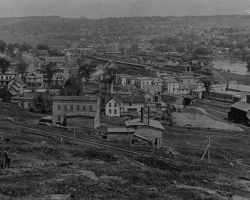 Le quartier Sud de Sherbrooke, vu depuis l’église Immaculée-Conception, vers 1920. Plusieurs rues du quartier sont habitées par des ouvriers, qui y louent des logements.