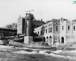 Construction de la centrale hydroélectrique de la compagnie de tramway Sherbrooke Railway & Power en 1911. La centrale est alimentée en eau par le barrage no 4, reconstruit lui aussi, et dont l’eau est acheminée par une longue conduite d’amenée. Cette centrale est aujourd’hui la centrale Abénaquis.