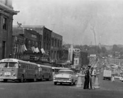 La rue King Ouest en 1957. Après la fermeture du réseau de tramway en 1932, le transport en commun est assuré par des autobus.