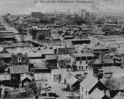 Le quartier Centre de Sherbrooke et la rivière Saint-François, depuis le quartier Est, vers 1904. Le secteur comprend beaucoup de petites maisons et de logements qu’occupent les ouvriers qui ne peuvent se loger dans les autres quartiers surpeuplés.