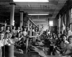 Une photographie prise à l’intérieur de la manufacture de vêtements S. Rubin Ltd, située dans le bâtiment de la Walter Blue situé au coin des rues King O et Grandes-Fourches, vers 1940. Cette entreprise n’emploie que des femmes, ou presque.