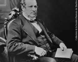 Alexander T. Galt (1817-1893) en 1869. Originaire de Grande-Bretagne, il arrive au Canada vers 1835 comme employé de la BALCo, dont il devient éventuellement le commissaire. Il lance aussi sa carrière politique en 1852, ce qui l’amène à travailler à la création du Canada en 1867, et en devient le ministre des Finances.
