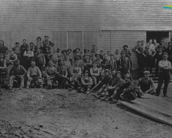 Des employés de la scierie <em>Brompton Lumber & Manufacturing Co.</em>, située à Bromptonville, en 1918. Elle est alimentée par la drave sur la rivière Saint-François.