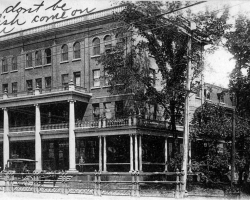 Le Magog House, ou Hôtel Magog, au début des années 1900. Le premier hôtel bâti à cet endroit, par Tylar Moore en 1836, sert de relais pour les diligences qui circulent entre Québec, Montréal et les États-Unis