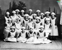 L’association professionnelle des employés de la Julius Kayser Company organise plusieurs activités pour ses membres, dont des cours culinaires. Des participantes à ce cours prennent la pose, vers 1925.