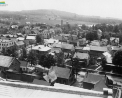 Photographie de la rue Marquette prise depuis le toit du Séminaire, avec la Paton et le Mont Bellevue à l’arrière-plan, vers 1906. La British American Land Company trace cette rue et les autres du Plateau-Marquette dès 1835, ce qui en fait le plus vieux quartier ouvrier de Sherbrooke.
