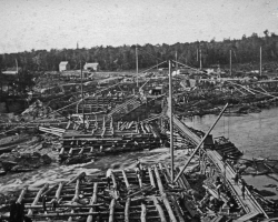 En 1901, la Brompton Pulp & Paper, nouvellement créée, procède à la construction d’un barrage sur la rivière Saint-François à Bromptonville, pour alimenter en eau son usine de pâtes et papiers.