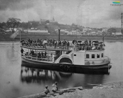 Le bateau à vapeur <em>Enterprise</em> sur la rivière Saint-François, vers 1878. Construit par la manufacture de Sherbrooke Smith & Elkins, il transporte des passagers entre Sherbrooke et Bromptonville (alors Brompton Grove). L’<em>Enterprise</em> ne reste toutefois en service que deux ans.