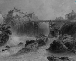 Le pont de la rue Dufferin, vu depuis le confluent des rivières Magog et Saint-François, représenté par W.H. Bartlett vers 1840. Sherbrooke en est au début de son développement industriel, mais attire déjà certains ouvriers d’origine britannique dans ses quelques moulins et fabriques.