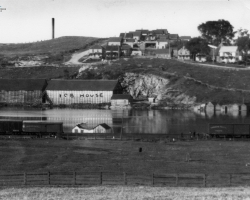 Le voisinage Liverpool, du nom que porte alors cette section de la rue King, vers 1920. Situé entre la rue du Québec et le pont Montcalm, le quartier est habité dès les années 1850 par des Canadiens français qui travaillent comme ouvriers dans les manufactures voisines.