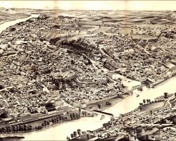 La ville de Sherbrooke en 1881, traversée par la Magog. Les industries de la ville sont alors concentrées le long de la gorge de la rivière, de l’usine Paton jusqu’à la Saint-François. Les ouvriers habitent surtout dans les quartiers Centre (au centre de la photographie) et Sud (à gauche). Quelques-uns habitent à l’Est (en bas).