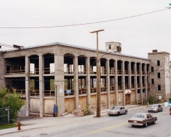 Les vestiges de l’usine Kayser, située sur la rue Frontenac, en 2000. Le bâtiment est par la suite converti pour accueillir une résidence pour personnes âgées, le Musée de la Nature et des Sciences, et les locaux de Bibliothèque et Archives nationales du Québec.