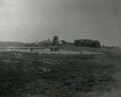 La construction de l’église Immaculée-Conception, vers 1910. C’est la Sherbrooke Real Estate Co. qui fait don en 1908 du terrain où l’église est construite. La compagnie immobilière veut construire un nouveau quartier et y attirer des ouvriers canadiens-français, ce pourquoi une église est construite au beau milieu d’un champ. Les rues environnantes (dont la rue LaRocque et la rue Adélard-Colette) et les logements sont tracés et construits dans les années suivantes.