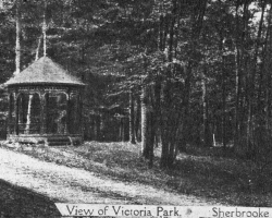 Une photographie prise au parc Victoria vers 1905. Sherbrooke fait l’acquisition du terrain et aménage le parc en 1891. Rapidement, il devient un lieu très prisé par la population, qui peut s’y rendre en tramway dès 1898 pour pique-niquer ou assister à divers événements.