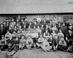 Des ouvriers de la compagnie Jenckes Machine prennent la pause, devant un bâtiment qu’elle occupe près de la rue Bank. Ce sont surtout des hommes qui travaillent dans la métallurgie, parfois âgés d’à peine 13 ou 14 ans.
